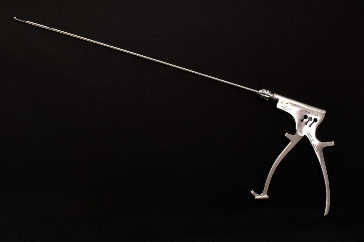Pinça Kerrison para procedimentos de alta precisão.